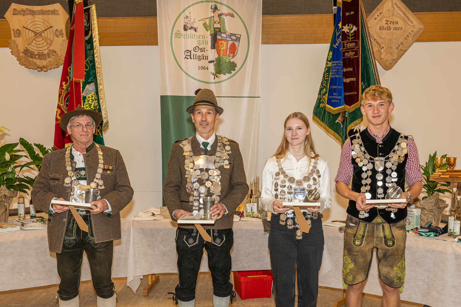 Gauschützenkönige v.l. Robert Wenzel (Auflage), Ralf Singer (König), Leni Wittwer (König), Korbinian Riedle (Jugend)