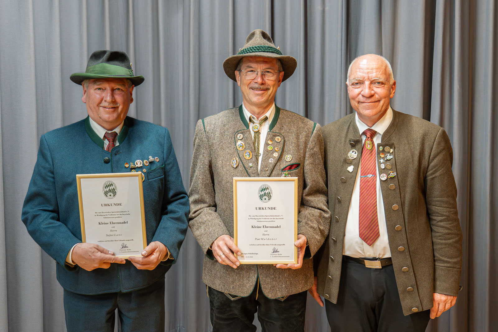 Jahreshauptversammlung_DSB Ehrennadel Gold klein Rot_Stefan Gans, Paul Maldoner, Ernst Greil _Schützengau Ostallgäu