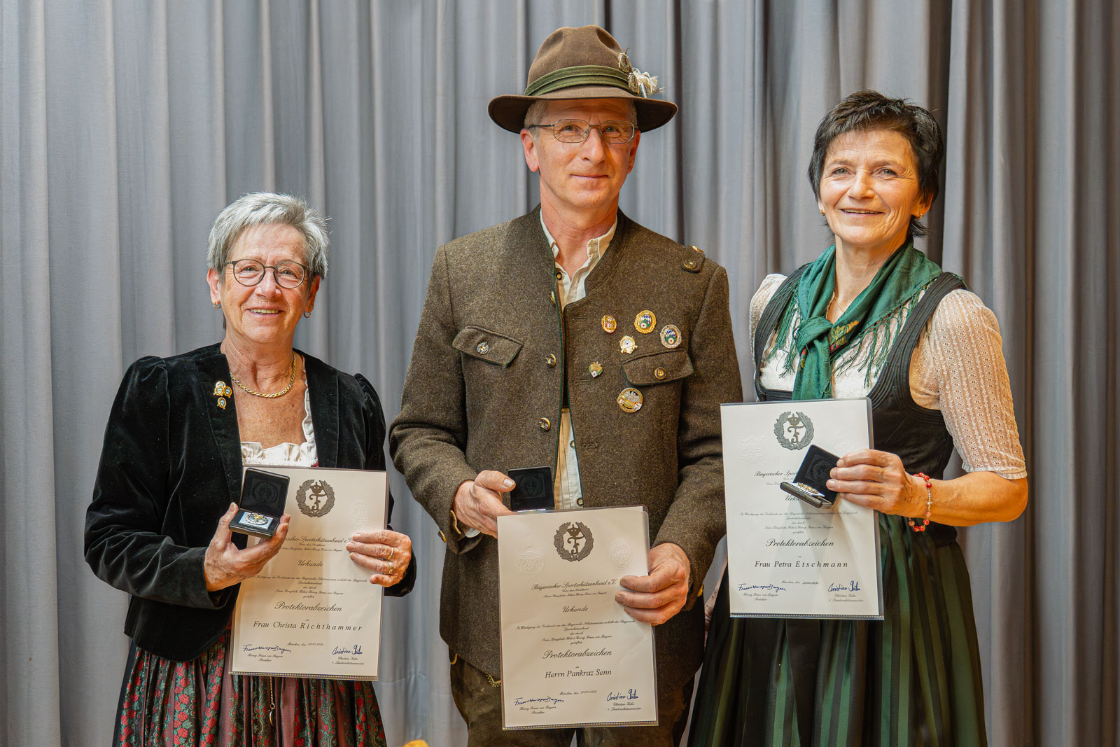 Jahreshauptversammlung_Protektoratsabzeichen Christa Richthammer, Pankraz Senn, Petra Etschmann _Schützengau Ostallgäu