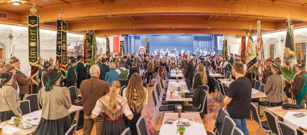Jahreshauptversammlung_Einmarsch Fahnenabordnungen_Schützengau Ostallgäu